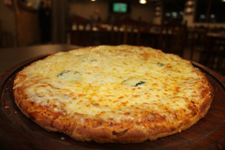 pizza 4 queijos 1 768x512