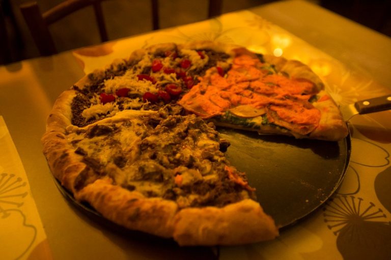 pizza com 3 sabores servida 1 768x512